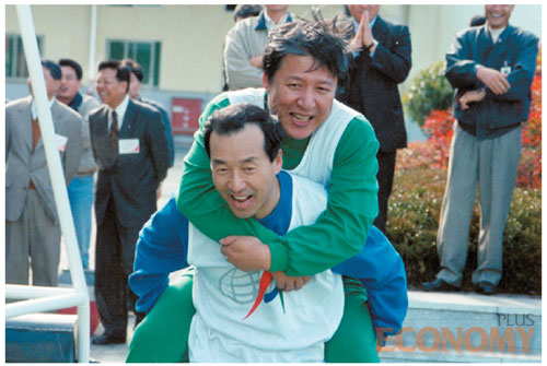 1999년 LG전자 CEO 시절 회사 친목대회에서 노조위원장을 업고 뛰는 구자홍 회장.