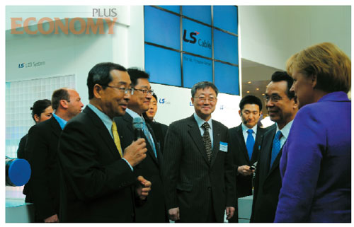 구자홍 회장이 2009년 ‘하노버 메세’ 산업전시회에서 LS부스를 찾은 독일 총리에게 LS를 소개하고 있다.