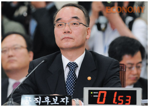 - 박재완 기획재정부 장관 후보자가 지난 5월 25일 국회 기획재정위 인사청문회에 참석해 의원들의 질문을 듣고 있다. 이날 그는 감세 철회를 할 뜻이 없음을 분명히 했다.