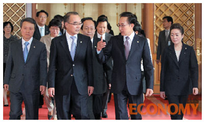 - 이명박 대통령이 지난 6월 2일 청와대에서 박재완 기획재정부장관 등 신임 장관에게 임명장을 수여한 후 환담장으로 이동하고 있다.