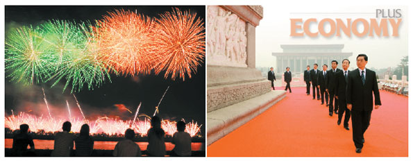 - 중국공산당 창당 90주년 기념일인 2011년 7월 1일 후난성 성도 창사의 샹장(湘江) 위에서 창당 축하 불꽃놀이가 펼쳐지고 있다(왼쪽 사진). 후진타오 중국 국가주석(맨앞) 등 중국공산당 중앙정치국 상무위원들이 지난 2010년 10월 1일 국경절(중화인민공화국 건국기념일)을 맞아 베이징 톈안먼 광장에 있는 인민영웅기념비에 헌화하기 위해 걸어가고 있다.