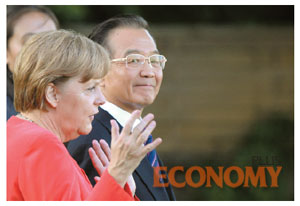 - 지난 6월 독일을 방문한 중국 원자바오 총리(오른쪽)가 독일 메르켈 총리와 회담하기 앞서 담소를 나누고 있다.