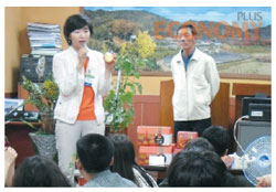 - 오혜림 지도사가 테마마을 주민들에게 체험프로그램 교육을 하고 있다.