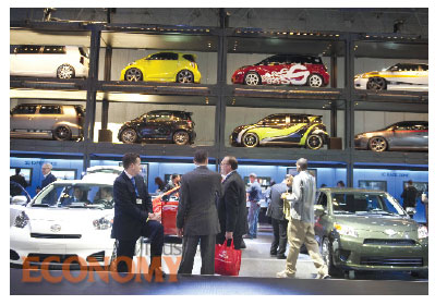 - 지난 4월 미국 뉴욕에서 개막한 뉴욕 국제 오토쇼에서 관람객들이 다양한 출품차량을 둘러보고 있다. GM도 글로벌 전략 모델을 선보였다.