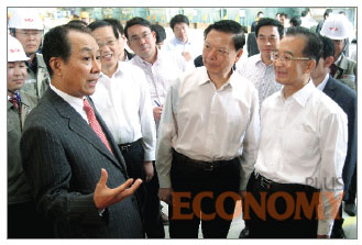 - STX 다롄 조선소를 방문한 원자바오 중국 총리(맨 오른쪽) 일행을 맞아 강덕수 회장이 조선소 현황을 소개하고 있다.