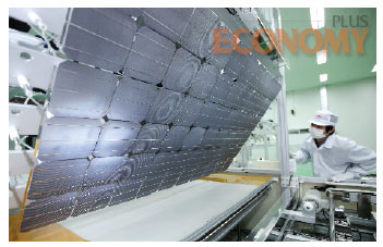 - STX솔라 직원이 태양전지 모듈을 검수하고 있다. 강덕수 회장은 하이닉스반도체와 그린에너지 사업의 시너지를 기대하고 있다. 