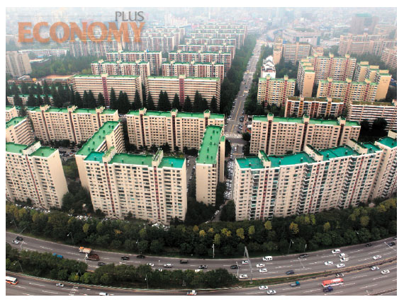 - 전셋값 상승은 하반기 주택시장의 중요변수다. 사진은 서울 압구정동 일대 아파트단지들.