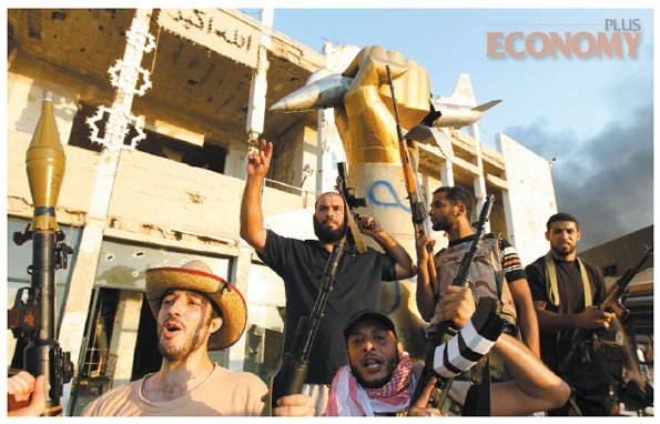 - 리비아 반군이 트리폴리에 입성한 뒤 승리의 V자를 그려 보이고 있다.