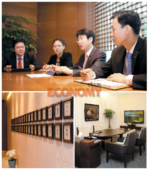 - (위)WM강남파이낸스센터점 PB 회의 모습. (왼쪽)24시간 고객의 자산을 보관하겠다는 뜻의 열쇠 전시물. (오른쪽)유명 그림으로 꾸민 고객상담실.