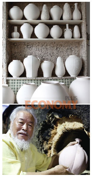 - 서광수 명장은 장작가마에서 구워지는 도자기의 오묘한 아름다움은 가스가마로는 흉내낼 수 없다고 말한다.