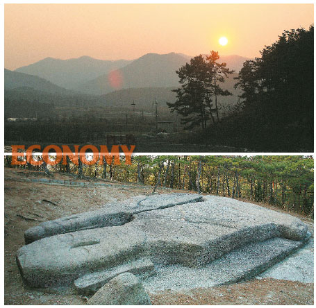 - (위)운주사 인근 마을의 일몰 풍경. (아래)운주사 와불