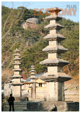 - 운주사 석탑들
