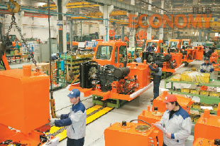 - 중국 옌타이에 위치한 두산공정기계의 공장에서 굴삭기가 생산되고 있다.