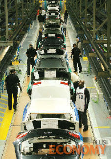 - 미국 앨라배마의 현대차 공장에서 근로자들이 생산 라인을 따라 분주히 움직이고 있다.