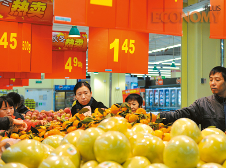 - 마트에서 과일을 고르고 있는 중국 시민들. 2011년 하반기 중국 경제는 물가오름세가 만만찮아 당국이 물가를 잡기 위해 고심하고 있다.