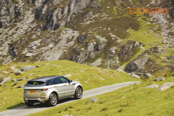 - 콘셉트카의 디자인을 그대로 유지하고 있는 개성적인 뒷모습. - 호사스러움의 극치를 보여주는 운전석(사진 위).