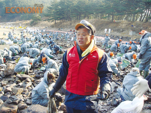 - 최신원 SKC 회장은 지난 2007년 12월 충남 태안반도 해변에서 유출된 기름을 닦아내는 자원봉사 활동을 했다.