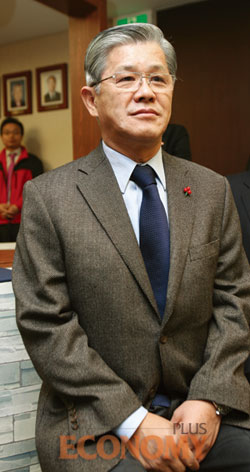 - 최신원 회장은 지난 2008년 사회복지공동모금회의 고액 기부자 모임인‘아너 소사이어티(Honor Society)’ 회원에 정식으로 가입했다. - 최신원 회장은 지난 2009년 수원 화성 행궁에서 창호지 교체 등의 봉사활동을 벌였다.
