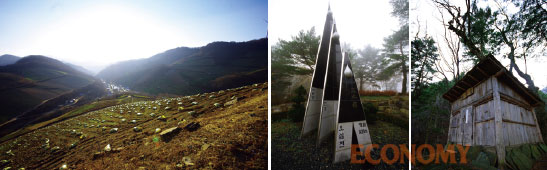 (왼쪽부터)- 귀네미 마을 고랭지배추밭 꼭대기 백두대간길에서 본 풍경. 산그림자가 마을을 덮었다. - 태백시내에서 북쪽으로 가다보면 삼수령을 넘는다. 삼수령을 넘어가면 검룡소와 귀네미 마을 광동댐 등이 나온다. - 천포마을 서낭당.