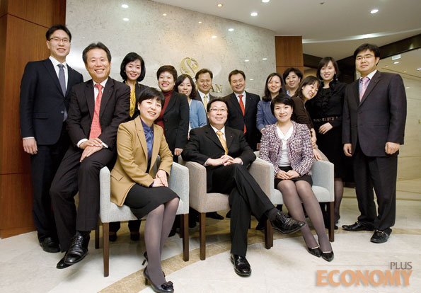 - 신한 PWM 서울파이낸스센터 이정우 센터장(앞줄 가운데)과 소속 PB들.