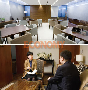 - 신한PWM 서울파이낸스센터 내부시설. - 고객 상담 모습.