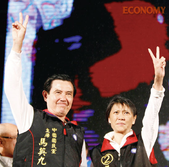 - 마잉주 대만 총통(왼쪽)이 지난 1월 14일 재선에 성공한 뒤 그의 부인과 함께 지지자들을 향해 승리의 V자를 그려 보이고 있다.
