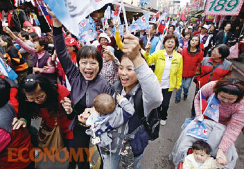 - 대만 국민당 지지자들이 지난 1월 마잉주 후보의 깃발을 들고 선거운동을 하고 있다.