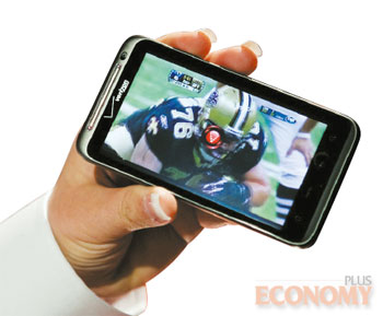 - HTC는 지난해 2월 클라우드 서비스를 지원하는 4세대 이동통신용 스마트폰 ‘썬더볼트’를 선보였다.