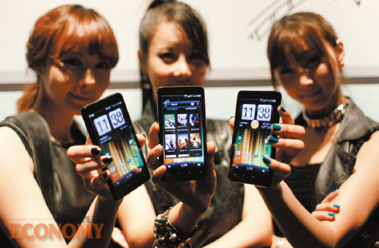 - HTC가 2011년 9월 서울 그랜드인터컨티넨탈호텔에서 LTE스마트폰 ‘레이더 4G’를 공개하고 있다.