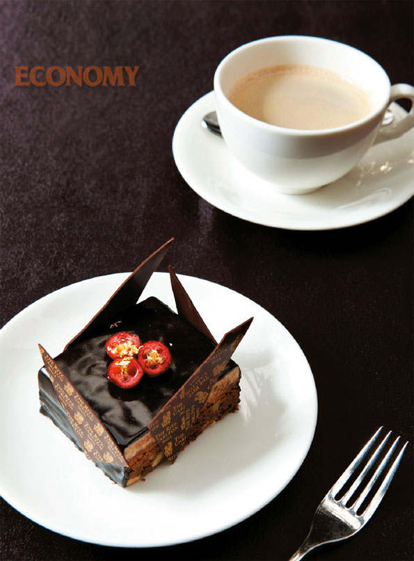 - ‘브라우니 금 빛 초콜릿 케이크’ 브라우니에 무스를 넣고 마무리한 다음 냉동 보관 후 적당한 크기로 잘라 초콜릿 글라사쥬로 코팅 후 금가루로 데코레이션 했다.