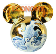 - 1974년 중국 장지 출생의 작가 리리홍(Li lihong)의 작품 미키 2(Mickey 2)다. 그는 동양의 것과 서구의 것을 공존하게 하고 전통적인 것과 현대적인 것을 함께 아우르는 힘을 가졌다고 평가받고 있다. 40×31×31, 2009 