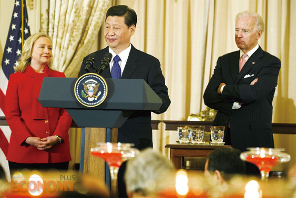 - 미국을 방문 중인 시진핑 중국 국가 부주석이 지난 2월 14일 조지프 바이든 미국 부통령(오른쪽)과 힐러리 클린턴 미 국무장관(왼쪽)이 마련한 환영오찬에서 인사말을 하고 있다.