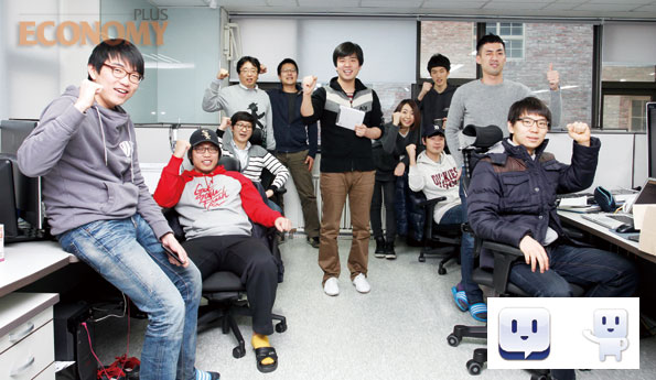 - 김창하 대표(가운데)와 매드스마트 멤버들이 파이팅을 외치고 있다. - 그림은 틱톡의 심벌 .
