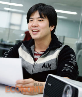 - 김창하 매드스마트 대표가 사업현황을 소개하며 환한 웃음을 짓고 있다.