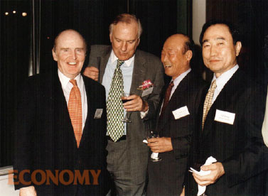 - 1988년 한국을 방문한 잭 웰치 GE 회장(맨 왼쪽), 파울로 프레스코 GE 부회장(왼쪽서 두 번째)과 함께 당시 정세영 현대그룹 회장을 만나 즐거운 환담을 나누는 강석진 회장