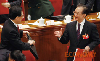 - 전인대 회의에서 반갑게 악수를 하고 있는 원자바오 총리(오른쪽)와 후진타오 주석
