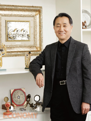 - 이형우 대표는 늘 일정한 방향을 가리키는 나침반처럼 옳은 일을 향해 변함없는 열정으로 나아가자는 ‘나침반 정신’을 강조한다. 이 때문에 그의 사무실은 물론 사내 곳곳에 나침반이 놓여 있다.