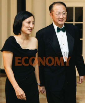 - 김용 세계은행 차기 총재는 소아과 의사인 임윤숙씨(왼쪽)와 사이에 두 명의 자녀를 두고 있다.