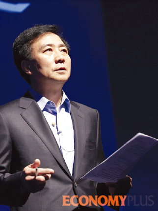 박병엽 부회장이 베가레이서2 출시 행사에 앞서 기조연설을 하고 있다.