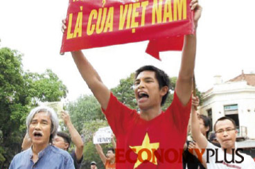 지난해 6월 베트남 하노이 시내에서 ‘시사군도·남사군도는 베트남의 것’이라고 적은 현수막과 베트남 국기를 치켜든 시위대가 반중(反中) 구호를 외치고 있다.