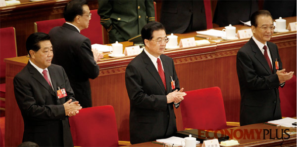 후진타오 중국 국가주석(가운데)은 덩샤오핑이 제시한 세계전략인 ‘화평발전’을 ‘화평굴기’로 바꾸었다. 왼쪽은 자칭린 전국인민정치협상회의 주석, 오른쪽은 원자바오 총리.