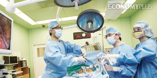 - 실손의료보험은 적은 비용으로 건강보험이 보장하지 않는 의료비를 보상받을 수 있어 ‘국민보험’의 반열에 올랐지만 갱신할 때마다 보험료가 크게 올라 가입자들의 불만을 사고 있다.