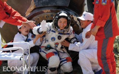 고유의 산업기술 확보 여부가 중국 경제 관전 포인트 중 하나다. 사진은 중국의 4번째 유인 우주선 선저우(神舟) 9호에 탑승했던 여성 우주인의 귀환 모습.