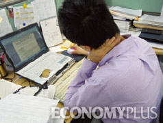 - 무리한 근무는 척추 관절에 이상을 줘 목디스크와 허리디스크를 유발할 수 있다.