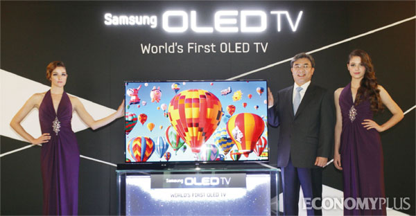 - 삼성전자 등 한국 기업은 기술 혁신을 통해 시장을 주도하고 있지만 일본 전자기업은 기존 기술에 집착하면서 몰락을 자초했다. 삼성전자가 최근 출시한 OLED TV.