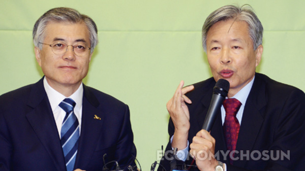 문재인 민주통합당 후보는 ‘노무현 정부’때 정책위원장을 맡았던 이정우 경북대 교수(오른쪽)를 경제민주화위원장에 선임했다.