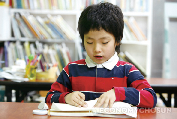 일본 구몬은 연령, 학년과 무관하게 순전히 학생의 수준을 평가해 교재를 제공한다.