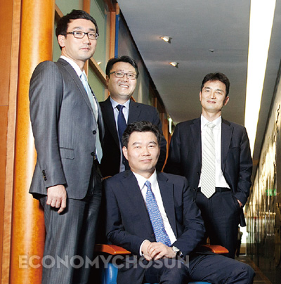 - 신경철 TS본부장(의자에 앉은 이)과 김진원 상무, 김진만 상무, 진영호 상무(왼쪽부터)가 한자리에 모였다.