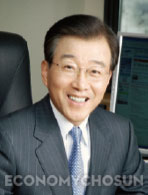 류중일 감독(오른손을 든 이)이 경산볼파크 실내연습장에서 선수단 모임을 갖고 있다. 아래 사진은 김인 삼성 라이온즈 사장.