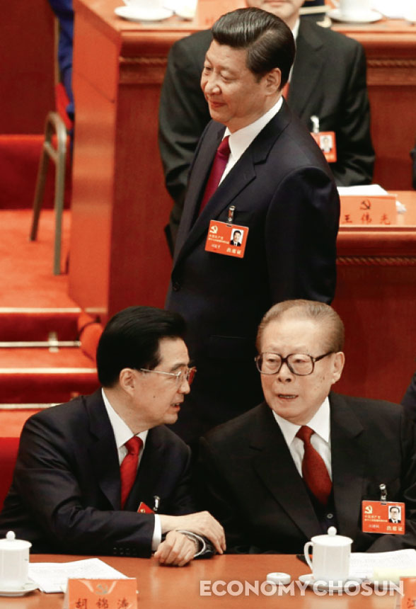 1. 시진핑 총서기(뒷줄)는 장쩌민 전 중국 국가주석(앞줄 오른쪽)의 후원에 힘입어 군사위 주석까지 한 번에 거머쥐었다. 앞줄 왼쪽은 후진타오 중국 국가주석.